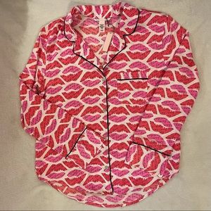 NWT VS PAJAMA BUTTON TOP LIPS Valentines